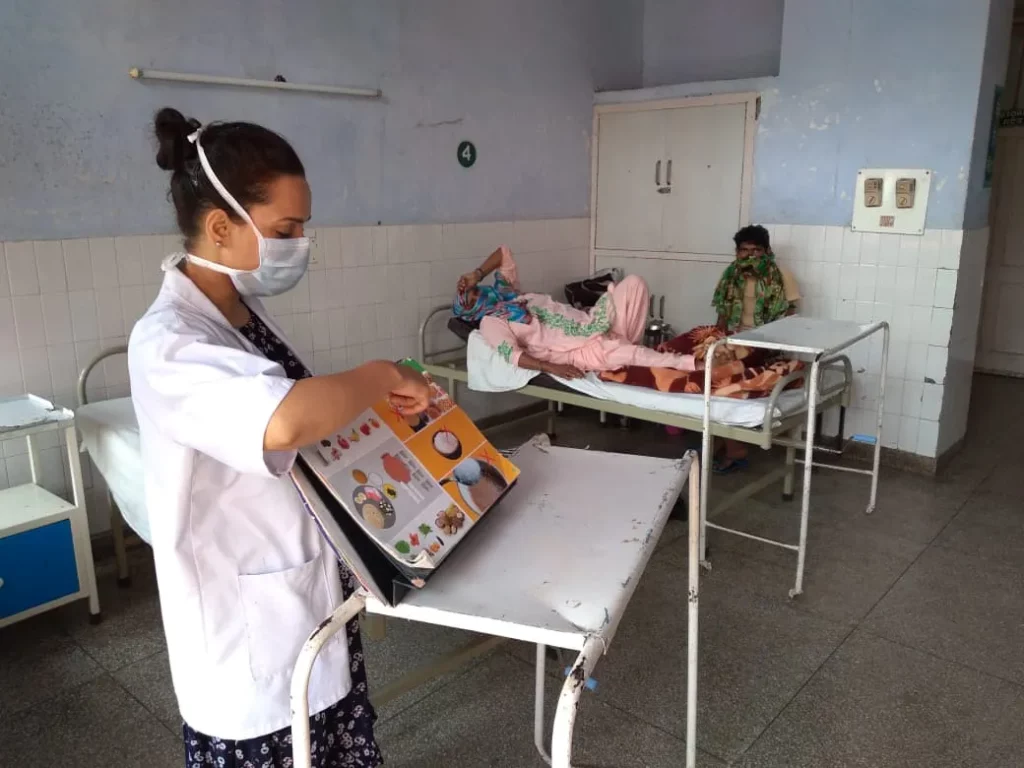 A nurse shares guidance on nutrition during an in-patient CCP session in Punjab. 