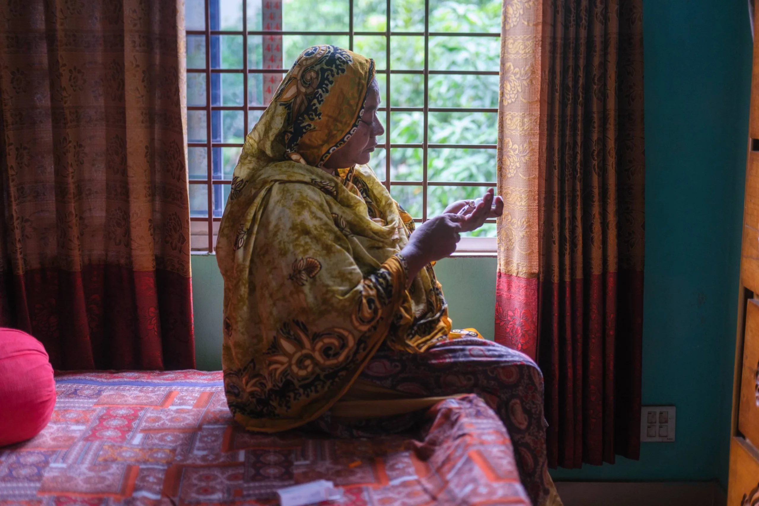 Back home, Mahamuda takes her daily insulin injection. 