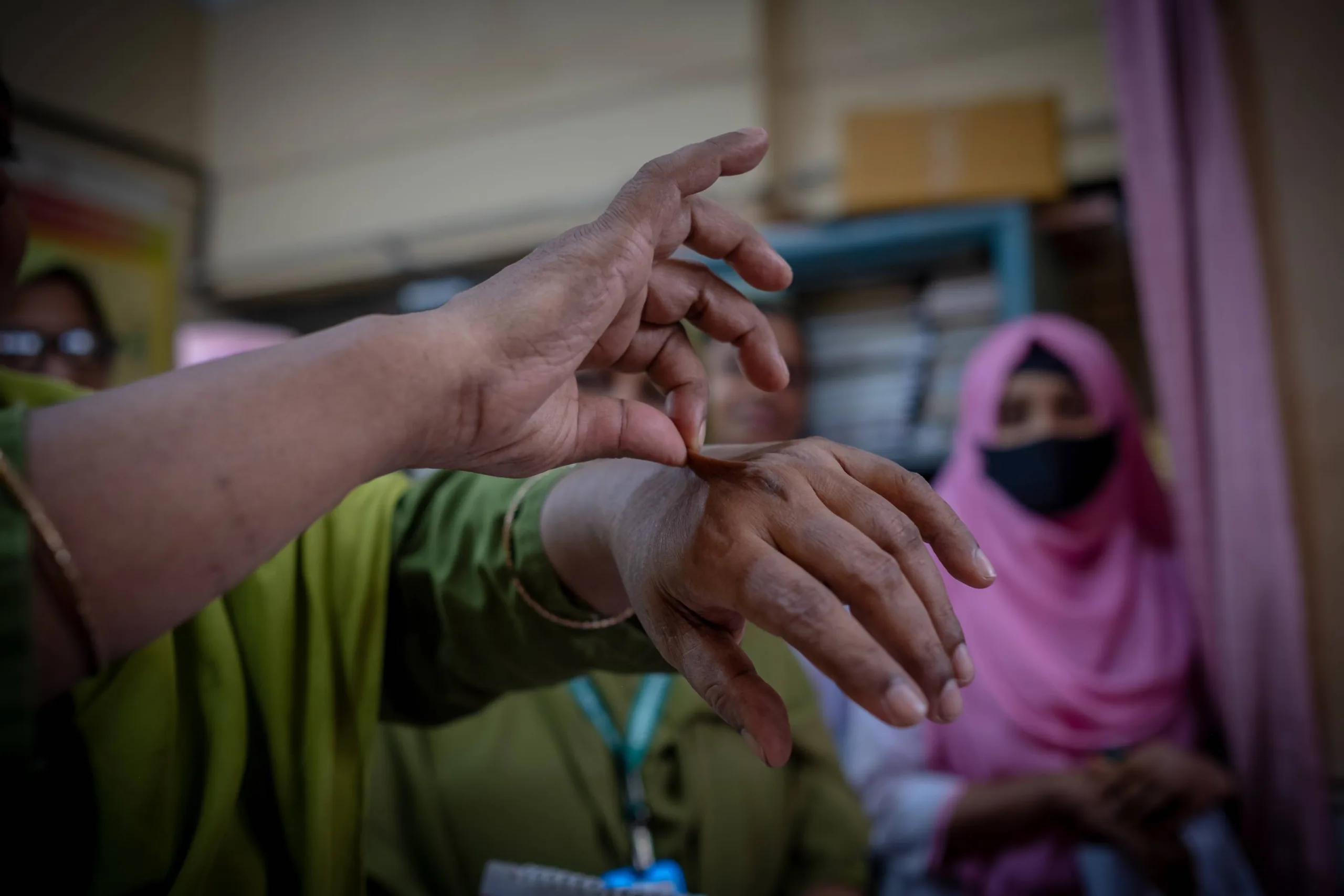 Mahamuda demonstrates how to identify signs of dehydration during pregnancy. 